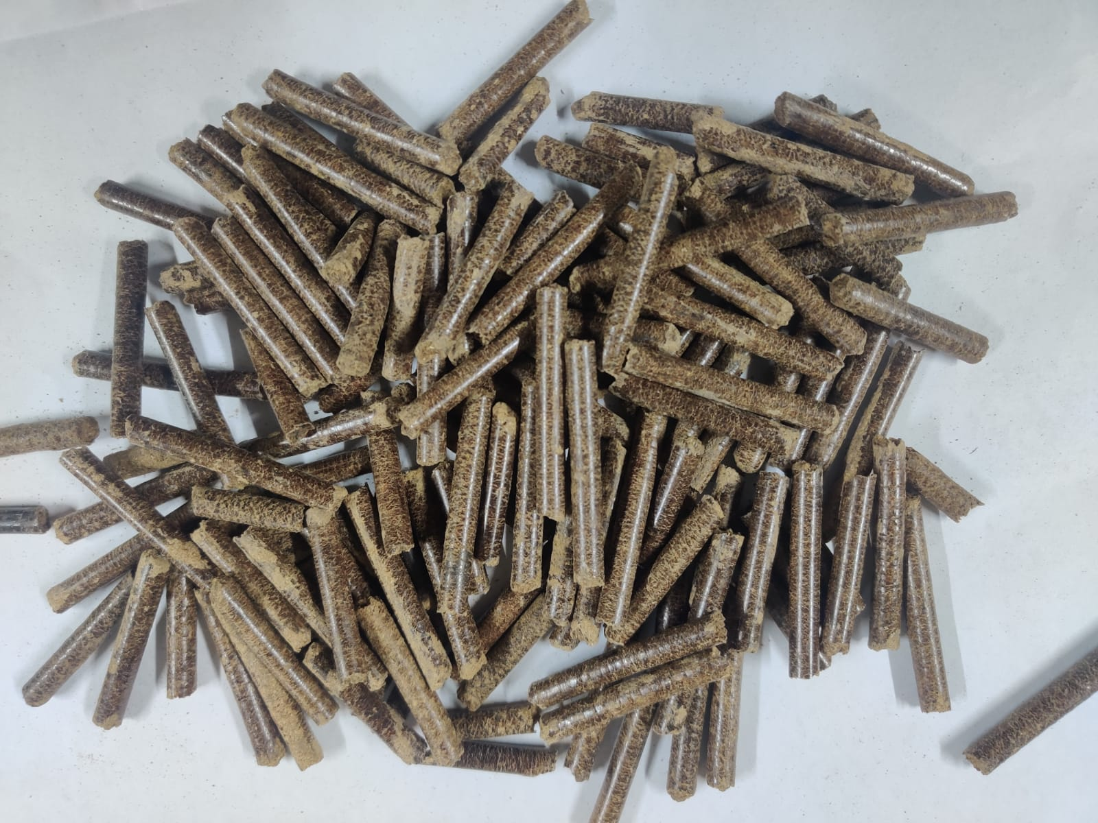 Estelar pine needle biomass pellets